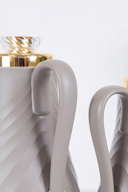 طقم 2 ترامس للقهوة و الشاي لون رصاصي بغطاء باللون الذهبي حافظ للحرارة و البرودة بسعة 1.7 لتر