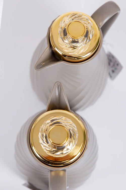 طقم 2 ترامس للقهوة و الشاي لون رصاصي بغطاء باللون الذهبي حافظ للحرارة و البرودة بسعة 1.7 لتر