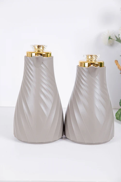 طقم 2 ترامس للقهوة و الشاي لون رصاصي بغطاء باللون الذهبي حافظ للحرارة و البرودة بسعة 1.7 لتر