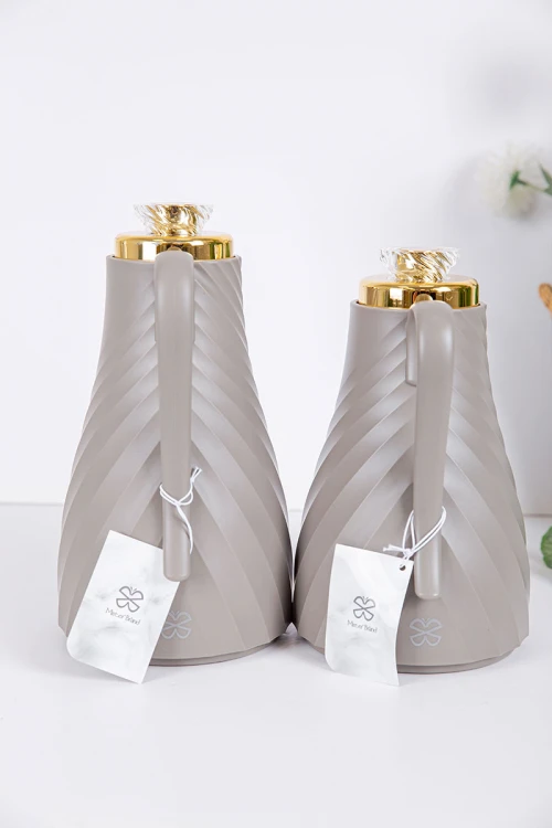 طقم 2 ترامس للقهوة و الشاي لون رصاصي بغطاء باللون الذهبي حافظ للحرارة و البرودة بسعة 1.7 لتر