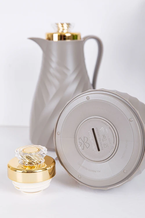 طقم 2 ترامس للقهوة و الشاي لون رصاصي بغطاء باللون الذهبي حافظ للحرارة و البرودة بسعة 1.7 لتر