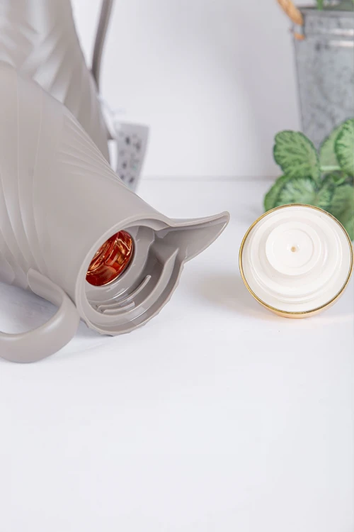 طقم 2 ترامس للقهوة و الشاي لون رصاصي بغطاء باللون الذهبي حافظ للحرارة و البرودة بسعة 1.7 لتر