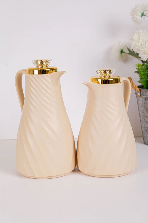 طقم 2 ترامس للقهوة و الشاي لون بيج بغطاء باللون الذهبي حافظ للحرارة و البرودة بسعة 1.7 لتر