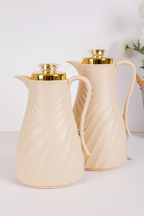 طقم 2 ترامس للقهوة و الشاي لون بيج بغطاء باللون الذهبي حافظ للحرارة و البرودة بسعة 1.7 لتر