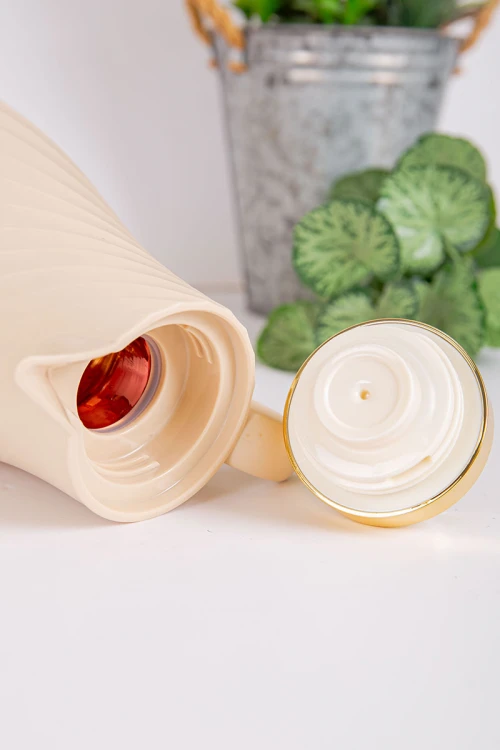 طقم 2 ترامس للقهوة و الشاي لون بيج بغطاء باللون الذهبي حافظ للحرارة و البرودة بسعة 1.7 لتر