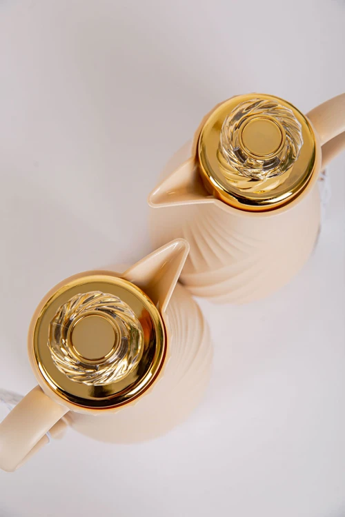 طقم 2 ترامس للقهوة و الشاي لون بيج بغطاء باللون الذهبي حافظ للحرارة و البرودة بسعة 1.7 لتر