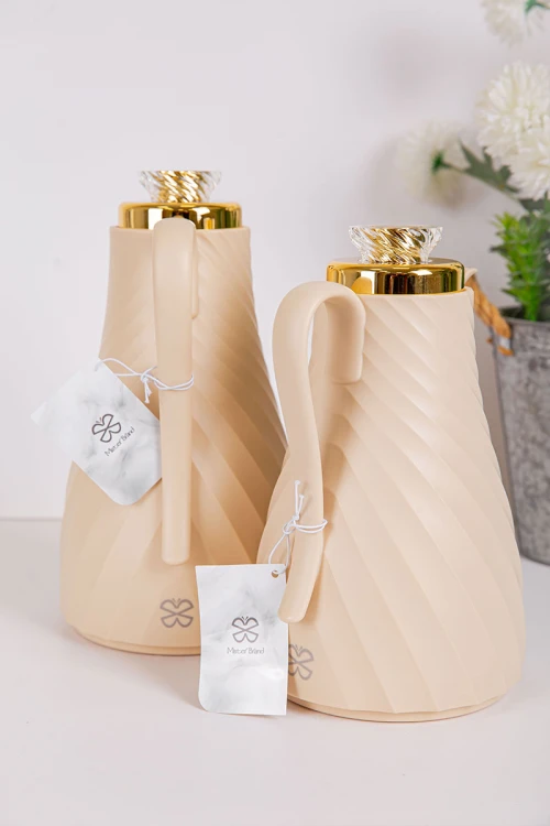 طقم 2 ترامس للقهوة و الشاي لون بيج بغطاء باللون الذهبي حافظ للحرارة و البرودة بسعة 1.7 لتر