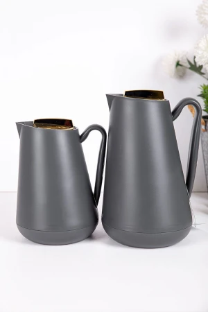 طقم 2 ترامس للقهوة و الشاي لون رصاصي بغطاء باللون الذهبي حافظ للحرارة و البرودة بسعة 1.5 لتر