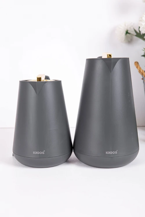 طقم 2 ترامس للقهوة و الشاي لون رصاصي بغطاء باللون الذهبي حافظ للحرارة و البرودة بسعة 1.5 لتر