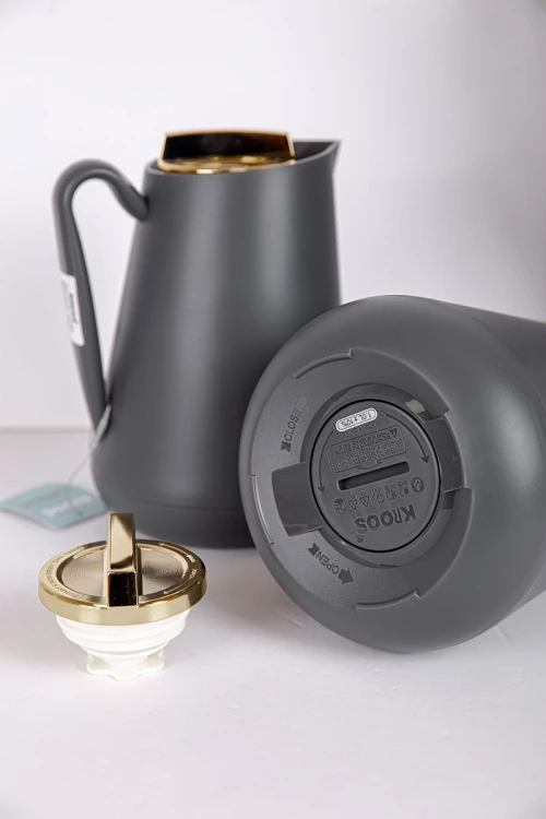 طقم 2 ترامس للقهوة و الشاي لون رصاصي بغطاء باللون الذهبي حافظ للحرارة و البرودة بسعة 1.5 لتر