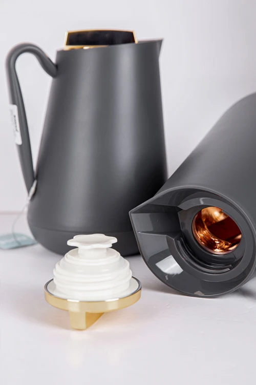 طقم 2 ترامس للقهوة و الشاي لون رصاصي بغطاء باللون الذهبي حافظ للحرارة و البرودة بسعة 1.5 لتر