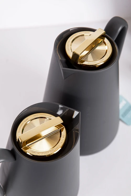 طقم 2 ترامس للقهوة و الشاي لون رصاصي بغطاء باللون الذهبي حافظ للحرارة و البرودة بسعة 1.5 لتر