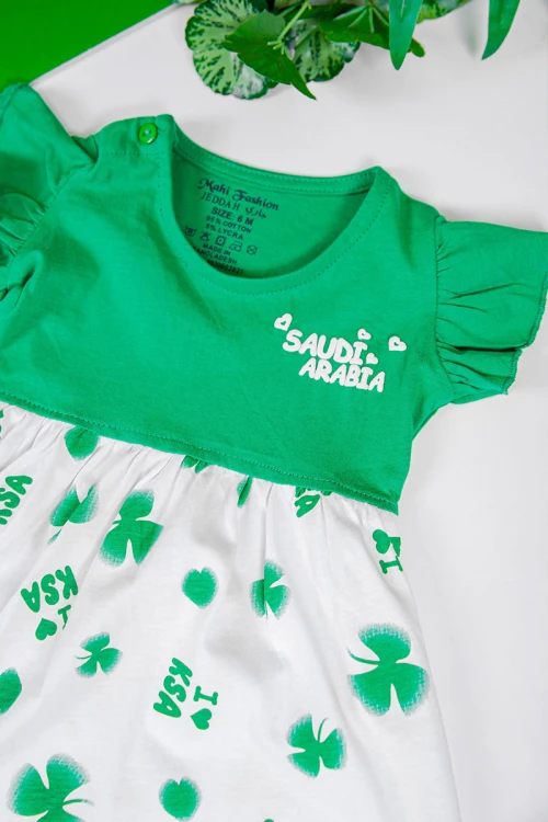 فستان بناتي لليوم الوطني السعودي لون أبيض و أخضر مزين بكتابات و زهور و بأكمام قصيرة
