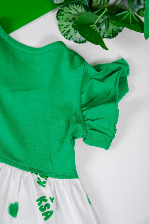 فستان بناتي لليوم الوطني السعودي لون أبيض و أخضر مزين بكتابات و زهور و بأكمام قصيرة