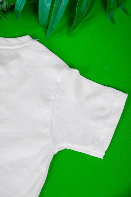 تيشيرت اليوم الوطني السعودي لون أبيض مزين بكتابات و رسومات من الأمام باللون الأخضر