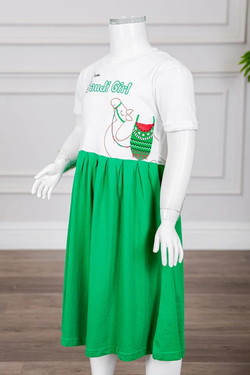 فستان بناتي لليوم الوطني السعودي لون أبيض و أخضر مزين بكتابات و رسومات من الأمام برباط في الخصر و بأكمام قصيرة