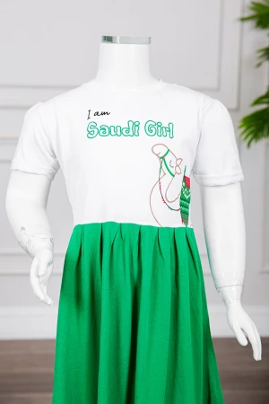 فستان بناتي لليوم الوطني السعودي لون أبيض و أخضر مزين بكتابات و رسومات من الأمام برباط في الخصر و بأكمام قصيرة 