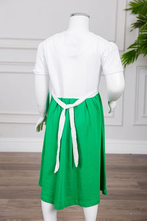 فستان بناتي لليوم الوطني السعودي لون أبيض و أخضر مزين بكتابات و رسومات من الأمام برباط في الخصر و بأكمام قصيرة