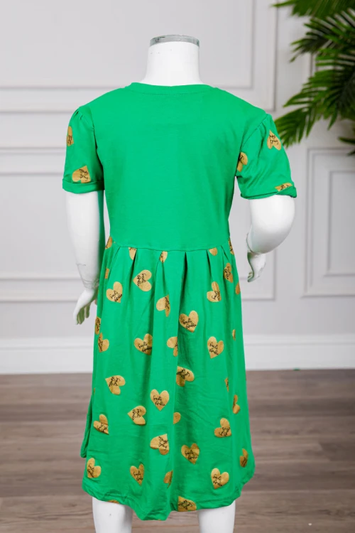 فستان بناتي لليوم الوطني السعودي لون أخضر مزين بكتابات و قلوب باللون الذهبي يأكمام قصيرة