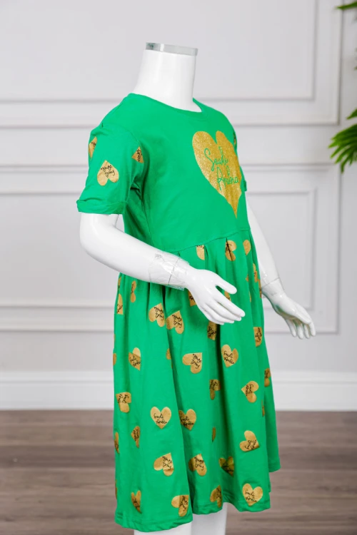 فستان بناتي لليوم الوطني السعودي لون أخضر مزين بكتابات و قلوب باللون الذهبي يأكمام قصيرة