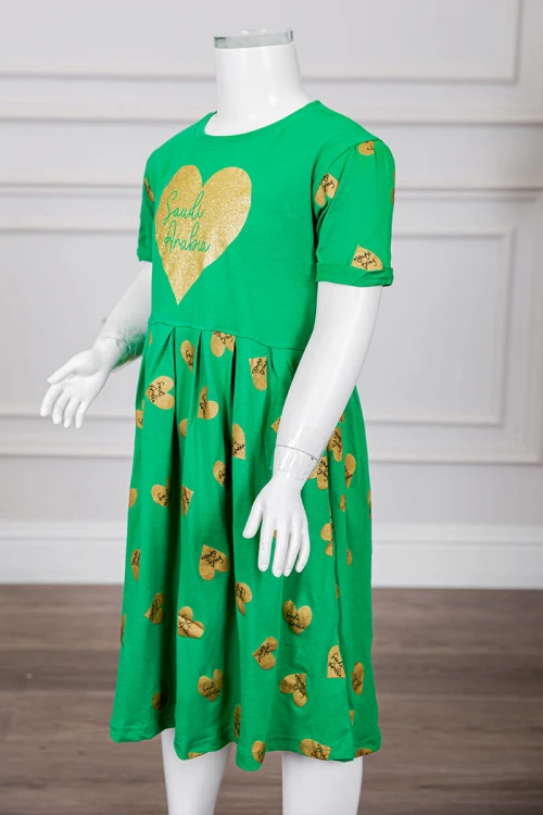 فستان بناتي لليوم الوطني السعودي لون أخضر مزين بكتابات و قلوب باللون الذهبي يأكمام قصيرة