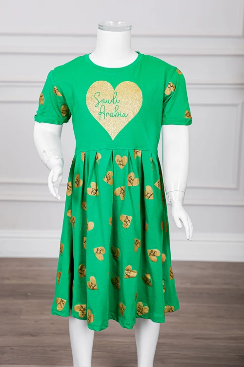 فستان بناتي لليوم الوطني السعودي لون أخضر مزين بكتابات و قلوب باللون الذهبي يأكمام قصيرة