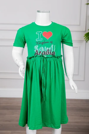 فستان بناتي لليوم الوطني السعودي لون أخضر مزين بكتابات و رسومات من الأمام برباط في الخصر و أكمام قصيرة 