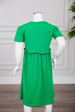 فستان بناتي لليوم الوطني السعودي لون أخضر مزين بكتابات و رسومات من الأمام برباط في الخصر و أكمام قصيرة 