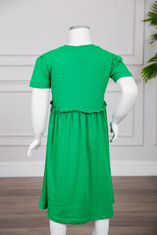 فستان بناتي لليوم الوطني السعودي لون أخضر مزين بكتابات و رسومات من الأمام برباط في الخصر و أكمام قصيرة