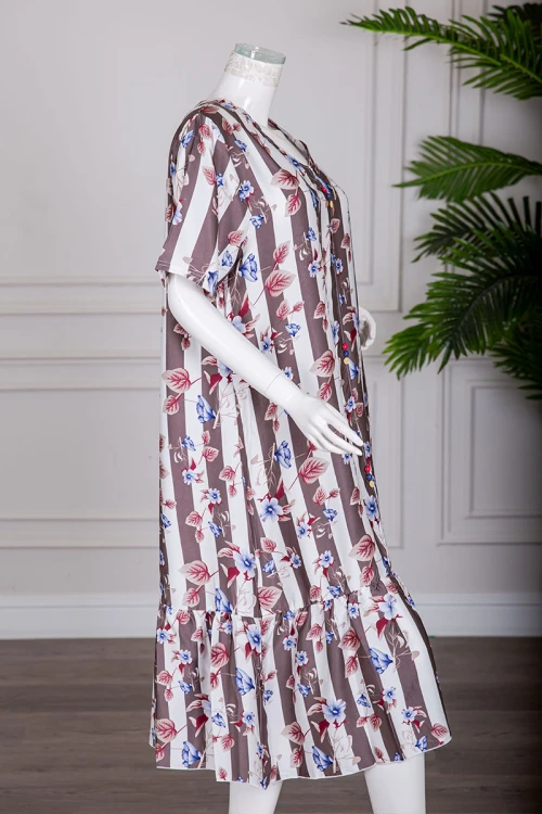 قميص نسائي ميدي مشجر و مخطط باللون الأبيض و البني بياقة قصة سبعة بأزرار من الأمام و أكمام قصيرة