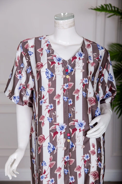 قميص نسائي ميدي مشجر و مخطط باللون الأبيض و البني بياقة قصة سبعة بأزرار من الأمام و أكمام قصيرة