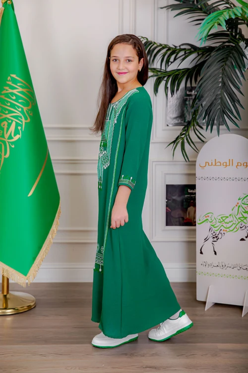 جلابية بناتي لليوم الوطني لون أخضر مزينة بتطريز تراثي بياقة دائرية و أكمام طويلة