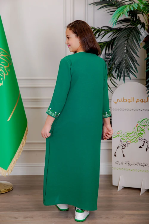 جلابية بناتي لليوم الوطني لون أخضر مزينة بتطريز تراثي بياقة دائرية و أكمام طويلة