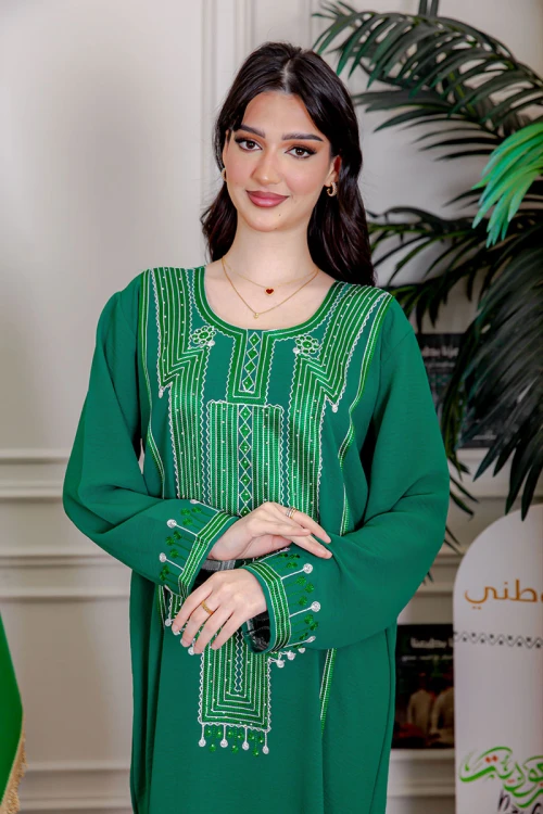جلابية نسائية لليوم الوطني لون أخضر مزينة بتطريز تراثي بياقة دائرية و أكمام طويلة