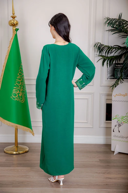 جلابية نسائية لليوم الوطني لون أخضر مزينة بتطريز تراثي بياقة دائرية و أكمام طويلة