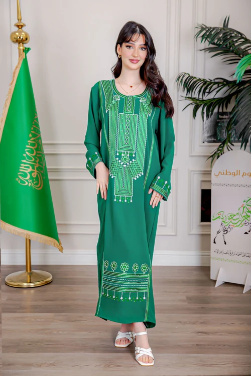 جلابية نسائية لليوم الوطني لون أخضر مزينة بتطريز تراثي بياقة دائرية و أكمام طويلة