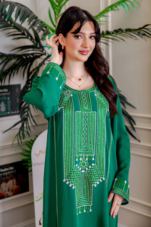 جلابية نسائية لليوم الوطني لون أخضر مزينة بتطريز تراثي بياقة دائرية و أكمام طويلة