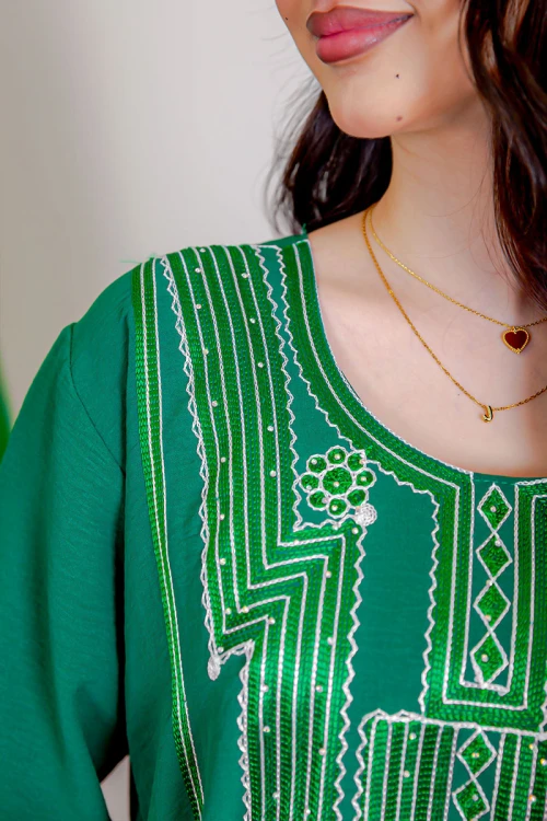 جلابية نسائية لليوم الوطني لون أخضر مزينة بتطريز تراثي بياقة دائرية و أكمام طويلة