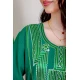 جلابية نسائية لليوم الوطني لون أخضر مزينة بتطريز تراثي بياقة دائرية و أكمام طويلة