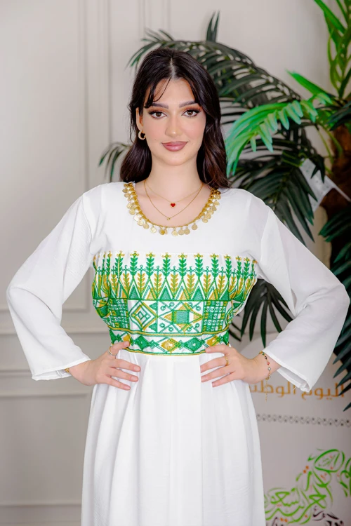 جلابية نسائية لليوم الوطني قطعتين لون أبيض مزينة بتطريز تراثي من الأمام و الأطراف ياقة دائرية