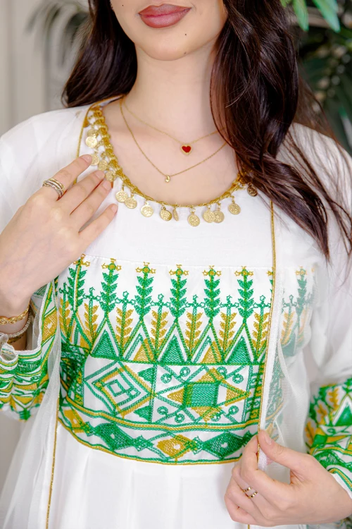 جلابية نسائية لليوم الوطني قطعتين لون أبيض مزينة بتطريز تراثي من الأمام و الأطراف ياقة دائرية