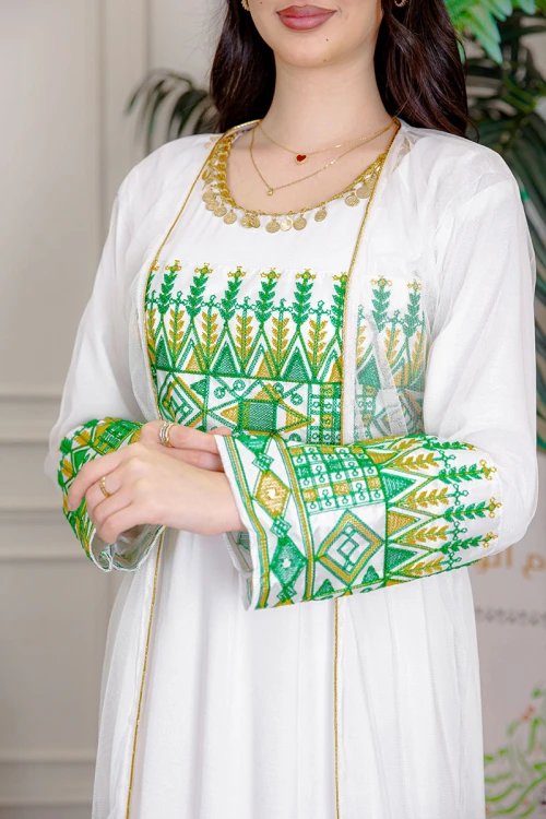 جلابية نسائية لليوم الوطني قطعتين لون أبيض مزينة بتطريز تراثي من الأمام و الأطراف ياقة دائرية