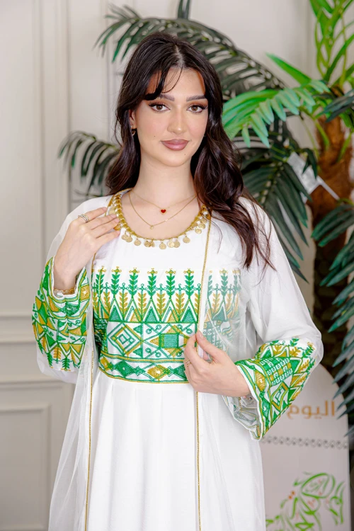 جلابية نسائية لليوم الوطني قطعتين لون أبيض مزينة بتطريز تراثي من الأمام و الأطراف ياقة دائرية