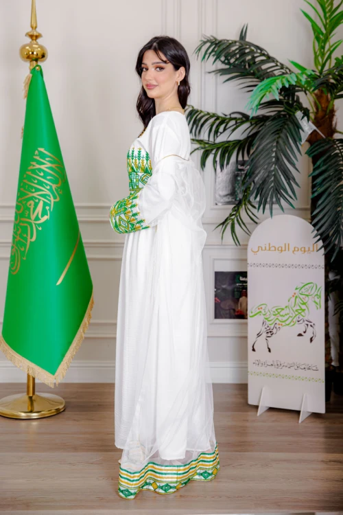 جلابية نسائية لليوم الوطني قطعتين لون أبيض مزينة بتطريز تراثي من الأمام و الأطراف ياقة دائرية