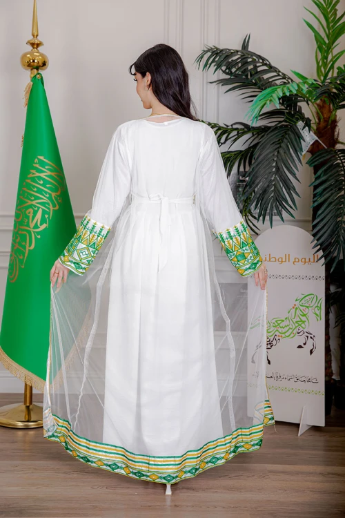 جلابية نسائية لليوم الوطني قطعتين لون أبيض مزينة بتطريز تراثي من الأمام و الأطراف ياقة دائرية