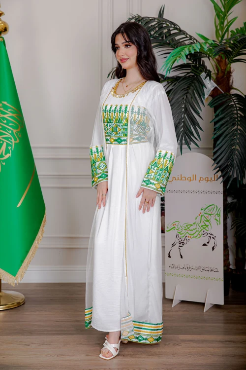 جلابية نسائية لليوم الوطني قطعتين لون أبيض مزينة بتطريز تراثي من الأمام و الأطراف ياقة دائرية