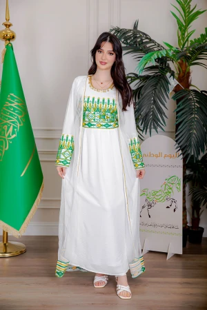 جلابية نسائية لليوم الوطني قطعتين لون أبيض مزينة بتطريز تراثي من الأمام و الأطراف ياقة دائرية