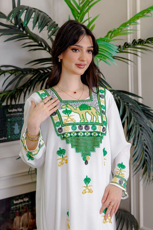 جلابية نسائية لليوم الوطني لون أبيض مزينة بتطريز شعار المملكة العربية السعودية سيفين و نخلة و بياقة مربعة
