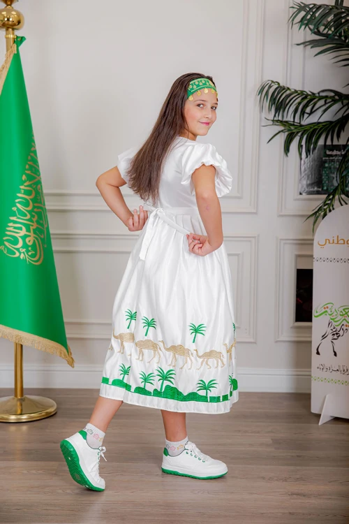 فستان بناتي لليوم الوطني لون أبيض مزين بتطريز تراثي بياقة دائرية و أكمام قصيرة و رباط في الخصر