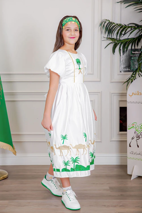 فستان بناتي لليوم الوطني لون أبيض مزين بتطريز تراثي بياقة دائرية و أكمام قصيرة و رباط في الخصر